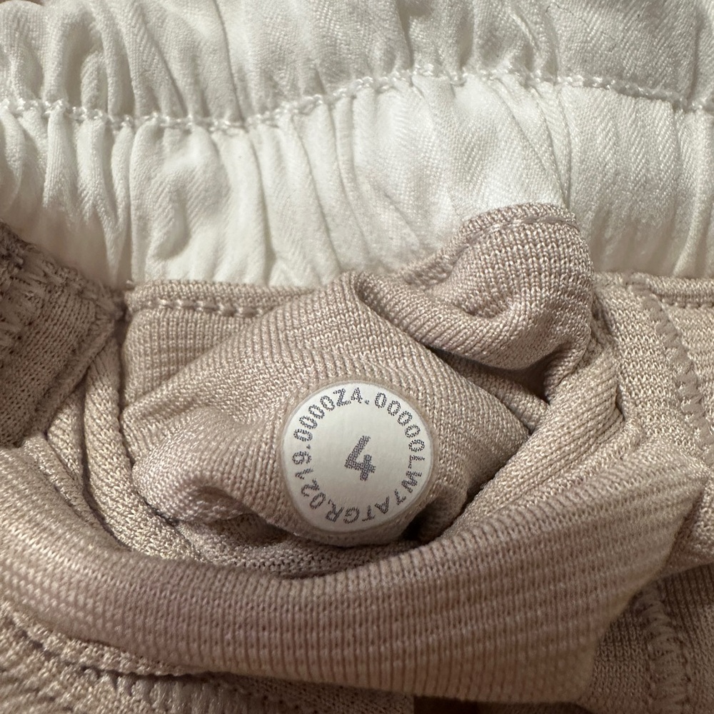 White Lululemon Hotty Hot Shorts II *2.5” - Size 4 - Picture 3 of 3
